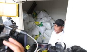 FOTO 28 Okt_Menteri Pertanian Andi Amran Sulaiman saat meninjau lokasi Toko atau Rumah Beras Kayumanis di Jl Kayumanis X No. 46A, Pisangan Baru, Matraman, Jaktim. dokpertanian1