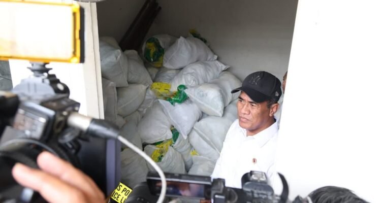 FOTO 28 Okt_Menteri Pertanian Andi Amran Sulaiman saat meninjau lokasi Toko atau Rumah Beras Kayumanis di Jl Kayumanis X No. 46A, Pisangan Baru, Matraman, Jaktim. dokpertanian1