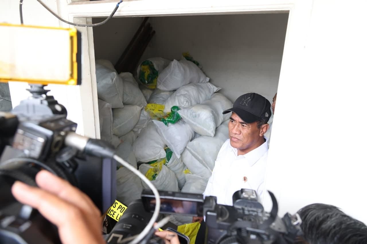FOTO 28 Okt_Menteri Pertanian Andi Amran Sulaiman saat meninjau lokasi Toko atau Rumah Beras Kayumanis di Jl Kayumanis X No. 46A, Pisangan Baru, Matraman, Jaktim. dokpertanian1