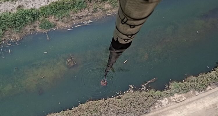 FOTO 28 Okt_Proses pemadaman menggunakan Helikopter Water Bombing di area Taman Nasional Berbak Sembilang (TNBS) Jambi. timsatgasudaraprovjambi
