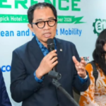 FOTO 29 Okt_Wakil Menteri Perindustrian Faisol Riza (nomor dua dari kiri) dan Ketua Umum Persatuan Industri Kendaraan Listrik Indonesia (Periklindo)