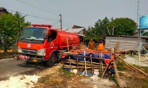 FOTO 29 Sept_BPBD Kabupaten Pati melakukan distribusi air bersih sebanyak 94.000 liter kepada warga terdampak kekeringan di Kabupaten Pati, Jateng
