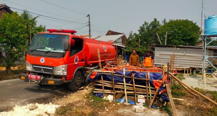 FOTO 29 Sept_BPBD Kabupaten Pati melakukan distribusi air bersih sebanyak 94.000 liter kepada warga terdampak kekeringan di Kabupaten Pati, Jateng