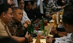 FOTO 3 Okt_Diskusi dengan jurnalis media massa yang tergabung dalam Forum Wartawan Perhubungan (Forwahub) di Bandung. kemenhub 2 INI