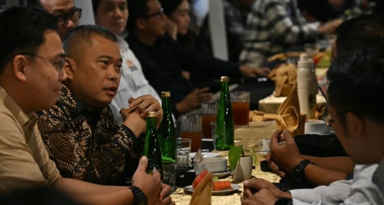 FOTO 3 Okt_Diskusi dengan jurnalis media massa yang tergabung dalam Forum Wartawan Perhubungan (Forwahub) di Bandung. kemenhub 2 INI