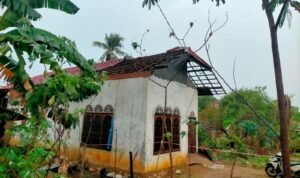 FOTO 30 Okt_Rumah warga di Kabupaten Tapin, Kalimantan Selatan mengalami kerusakan usai diterjang angin kencang. dok. bpbdkabupatentapin1