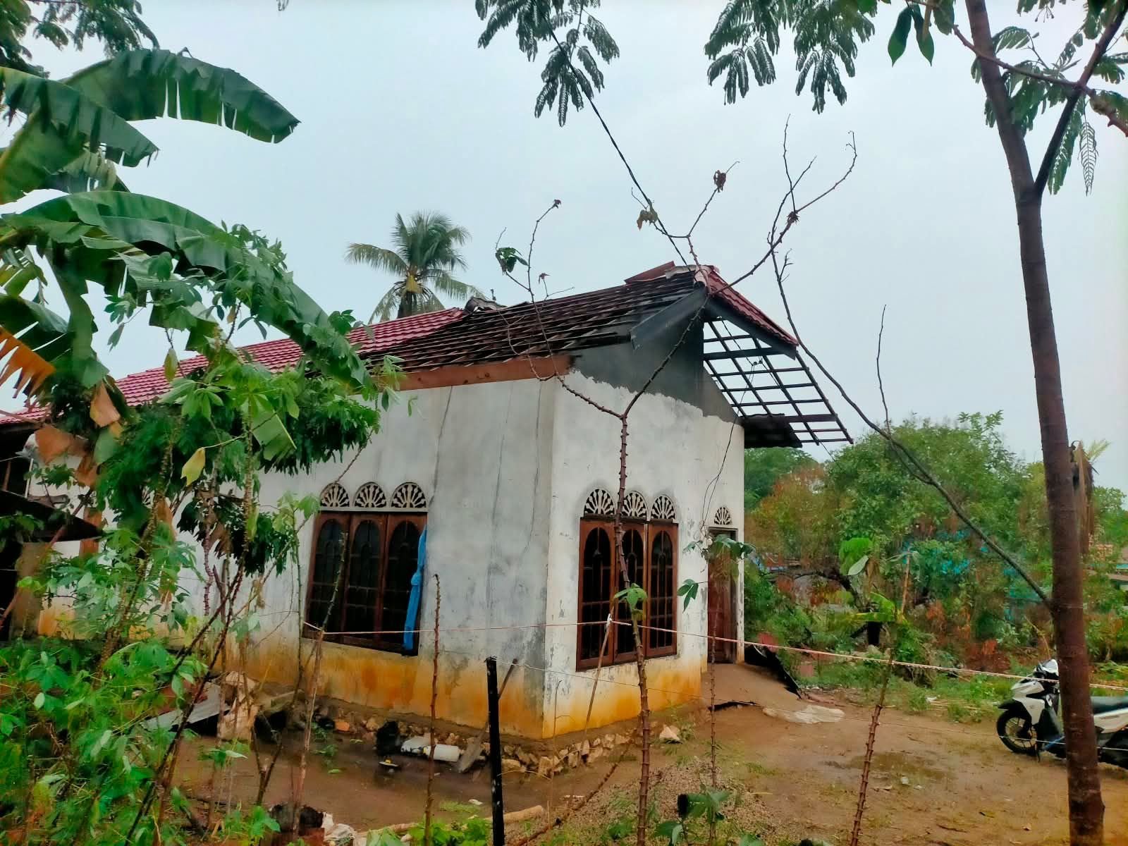 FOTO 30 Okt_Rumah warga di Kabupaten Tapin, Kalimantan Selatan mengalami kerusakan usai diterjang angin kencang. dok. bpbdkabupatentapin1