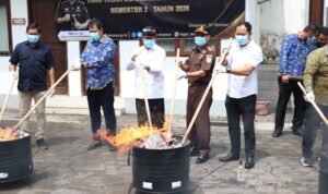 FOTO 30 Okt_kegiatan Pemusnahan Barang Bukti yang Telah Memiliki Kekuatan Hukum Tetap Semester II Tahun 2026 di halaman belakang Kantor Kejaksaan Negeri Denpasar
