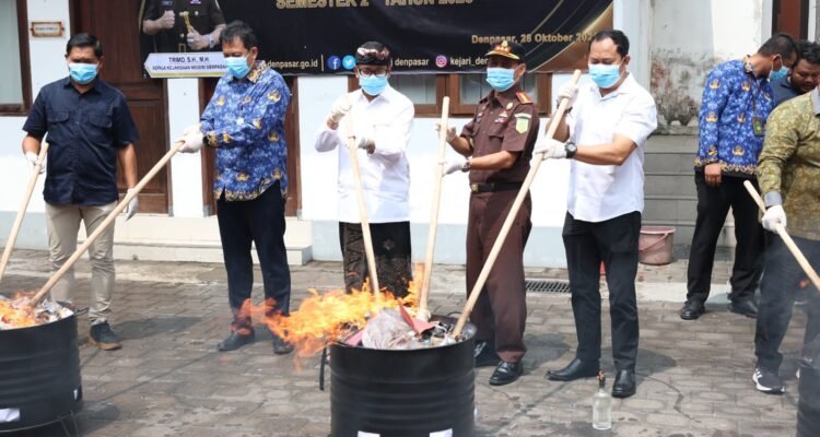 FOTO 30 Okt_kegiatan Pemusnahan Barang Bukti yang Telah Memiliki Kekuatan Hukum Tetap Semester II Tahun 2026 di halaman belakang Kantor Kejaksaan Negeri Denpasar