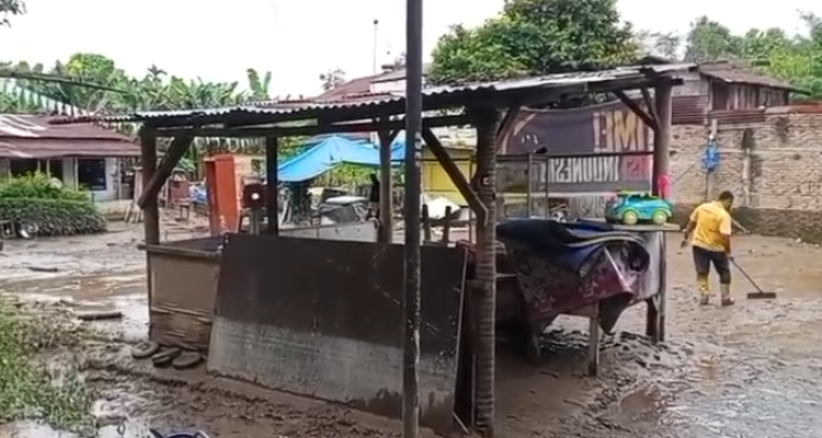 FOTO 31 Okt_Lumpur masih menggenangi sejumlah rumah warga usai banjir melanda Kota Medan. (dok. bpbdkotamedan)