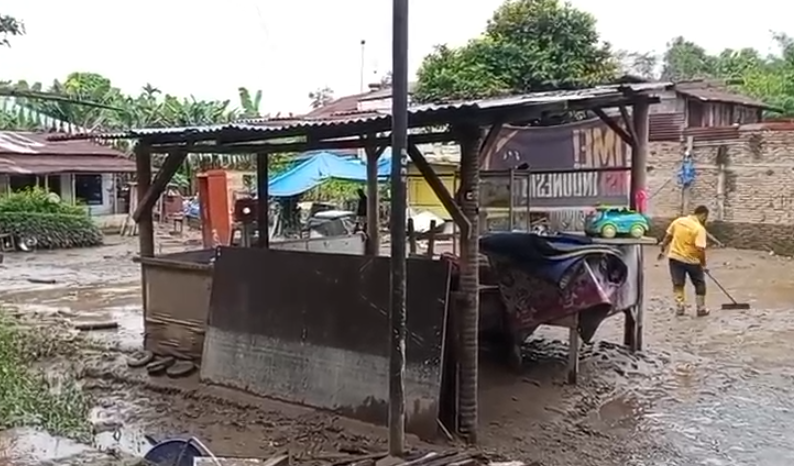 FOTO 31 Okt_Lumpur masih menggenangi sejumlah rumah warga usai banjir melanda Kota Medan. (dok. bpbdkotamedan)