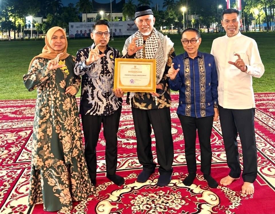 FOTO 5 Okt_Penghargaan dari Komisi Informasi (KI) Sumbar atas inovasi Dashboard Pembangunan yang diserahkan Ketua KI Sumbar Idham INI
