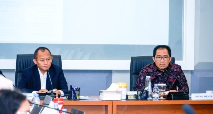 FOTO 6 Okt_Menteri Perindustrian dan Wakil Menteri Perindustrian memimpin Rapat Kerja sektor bersama Direktur Jenderal ILMATE dan IA.