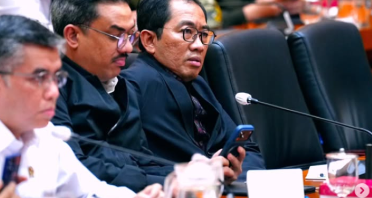 FOTO 7 Okt_Wakil Menteri Perindustrian Faisol Riza (kanan) menghadiri Rapat Kerja Komisi IX DPR