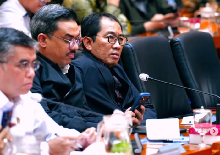FOTO 7 Okt_Wakil Menteri Perindustrian Faisol Riza (kanan) menghadiri Rapat Kerja Komisi IX DPR