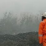 FOTO 9 Okt_Kebakaran lahan terjadi di TPA Pasir Bajing, tepatnya di Zona 3, Desa Sukaraja, Kecamatan Banyuresmi, Kabupaten Garut, Jawa Barat. bpbdkab