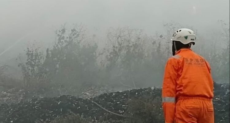FOTO 9 Okt_Kebakaran lahan terjadi di TPA Pasir Bajing, tepatnya di Zona 3, Desa Sukaraja, Kecamatan Banyuresmi, Kabupaten Garut, Jawa Barat. bpbdkab