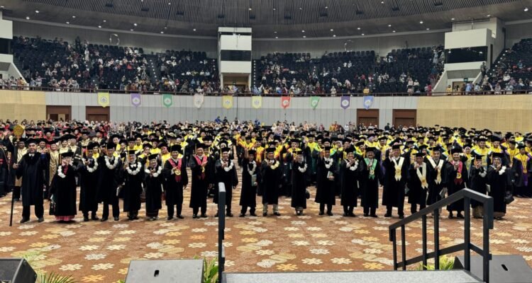 FOTO 9 Okt_Wisuda perguruan tinggi